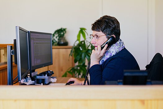 Mitarbeiterin am Empfang der Zimmerei Heinlein im Büro