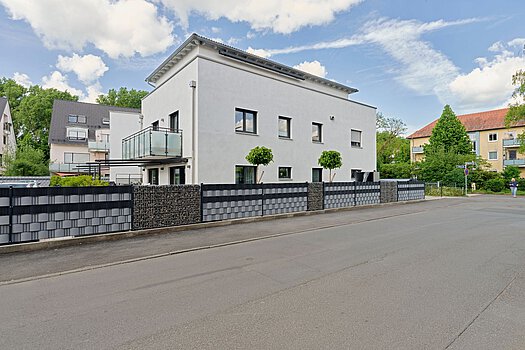 Mehrfamilienhaus modern Mehrfamilienhaus in Holzbauweise mit moderner Zaunanlage im Wohngebiet