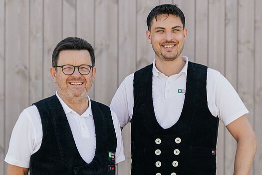 Geschäftsführer und Zimmermeister im traditionellen Handwerker-Outfit