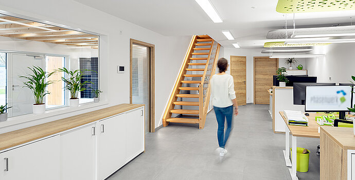 Innenraum moderner Büroflächen mit Holzbau-Elementen – Gewerbebau von Zimmerei Heinlein