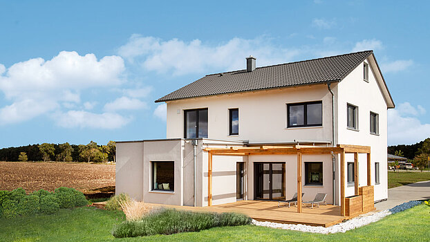 Einfamilienhaus Landhausstil Einfamilienhaus im Landhausstil mit Holzveranda und großem Garten