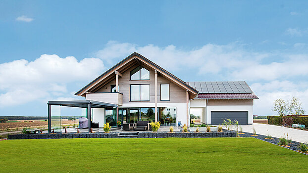 Einfamilienhaus modern mit Glasfront Modernes Einfamilienhaus in Holzbauweise mit großer Glasfront und Terrasse im Grünen