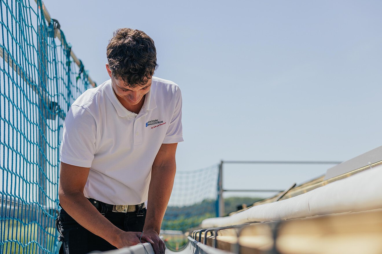 Spenglerarbeiten am Dach – Handwerker bei der Arbeit