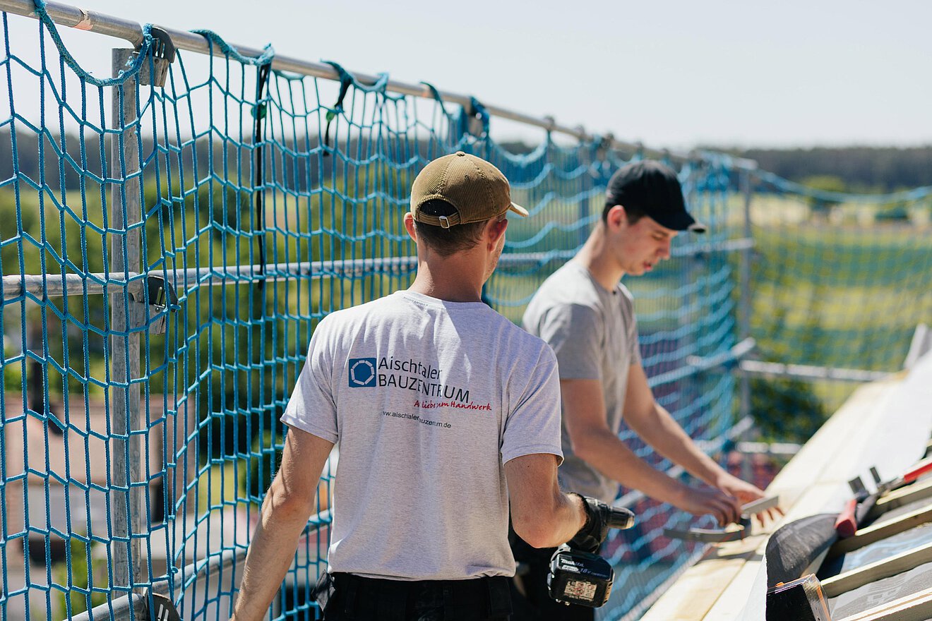 Zimmerer-Team bei der Arbeit am Dach – Handwerk mit Präzision