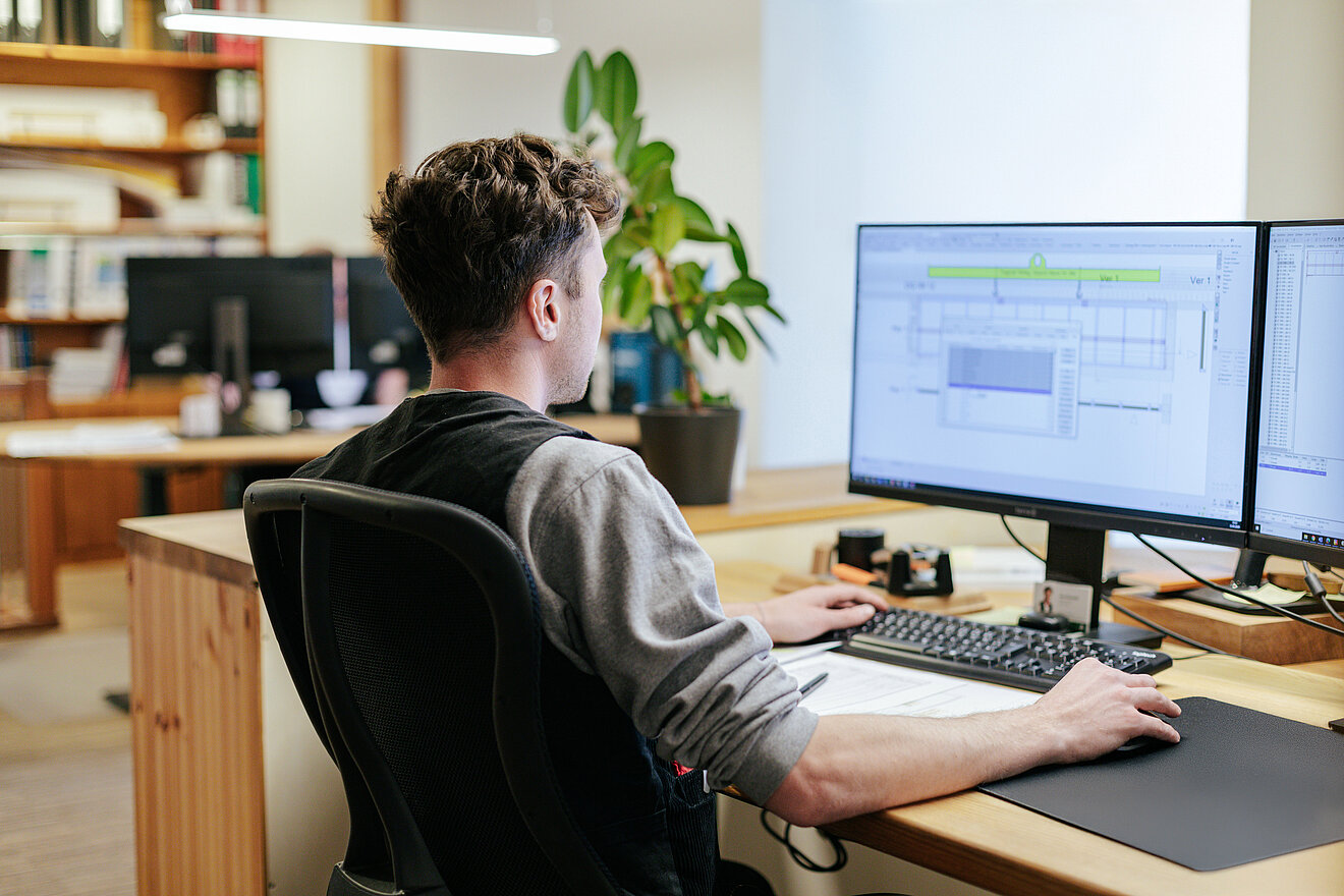 Mitarbeiter der Zimmerei Heinlein am Computer bei der digitalen Holzbauplanung