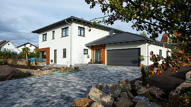 Einfamilienhaus mit Garage Einfamilienhaus mit Garage, moderner Architektur und gepflasterter Einfahrt