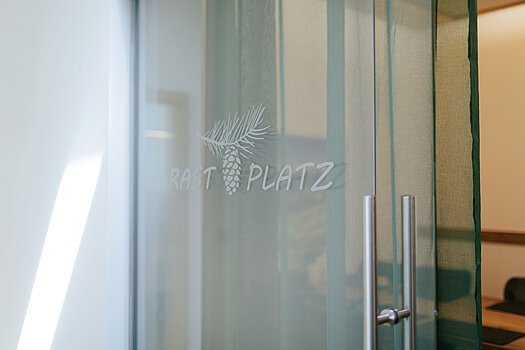 Tür mit Schriftzug ‚RastPlatz‘ im Besprechungsraum
