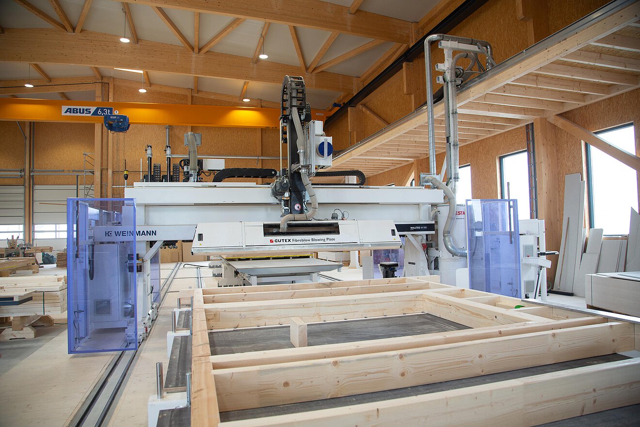 Produktionshalle Holzbau Holzbauhalle mit modernen Maschinen der Zimmerei Heinlein