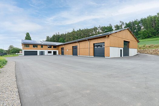 Gewerbebau mit Holzfassade im ländlichen Umfeld – nachhaltige Bauweise von Zimmerei Heinlein