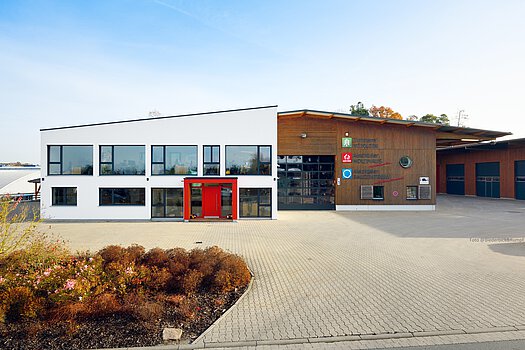 Unternehmensgebäude der Zimmerei Heinlein mit Aischtaler Bauzentrum