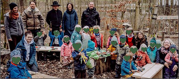 Übergabe von Werkzeug durch Zimmerei Heinlein im Waldkindergarten Neustadt an der Aisch mit Kindern und Team