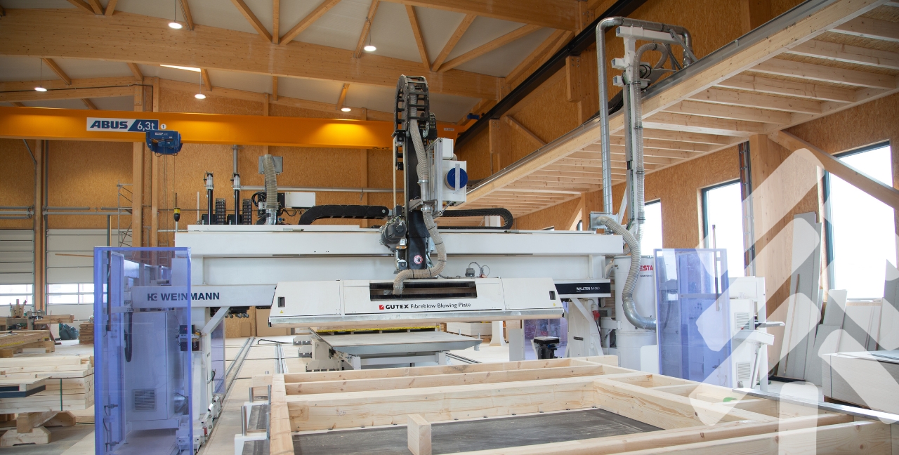 Moderne Holzbau-Produktion mit CNC-gesteuerten Maschinen