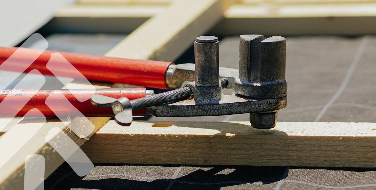 Dachbau Werkzeug Zimmererwerkzeug auf Holzbalken beim Dachbau