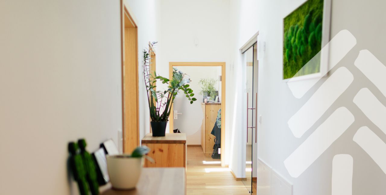 Flur im Bürogebäude der Zimmerei Heinlein mit Pflanzen und Holzdetails