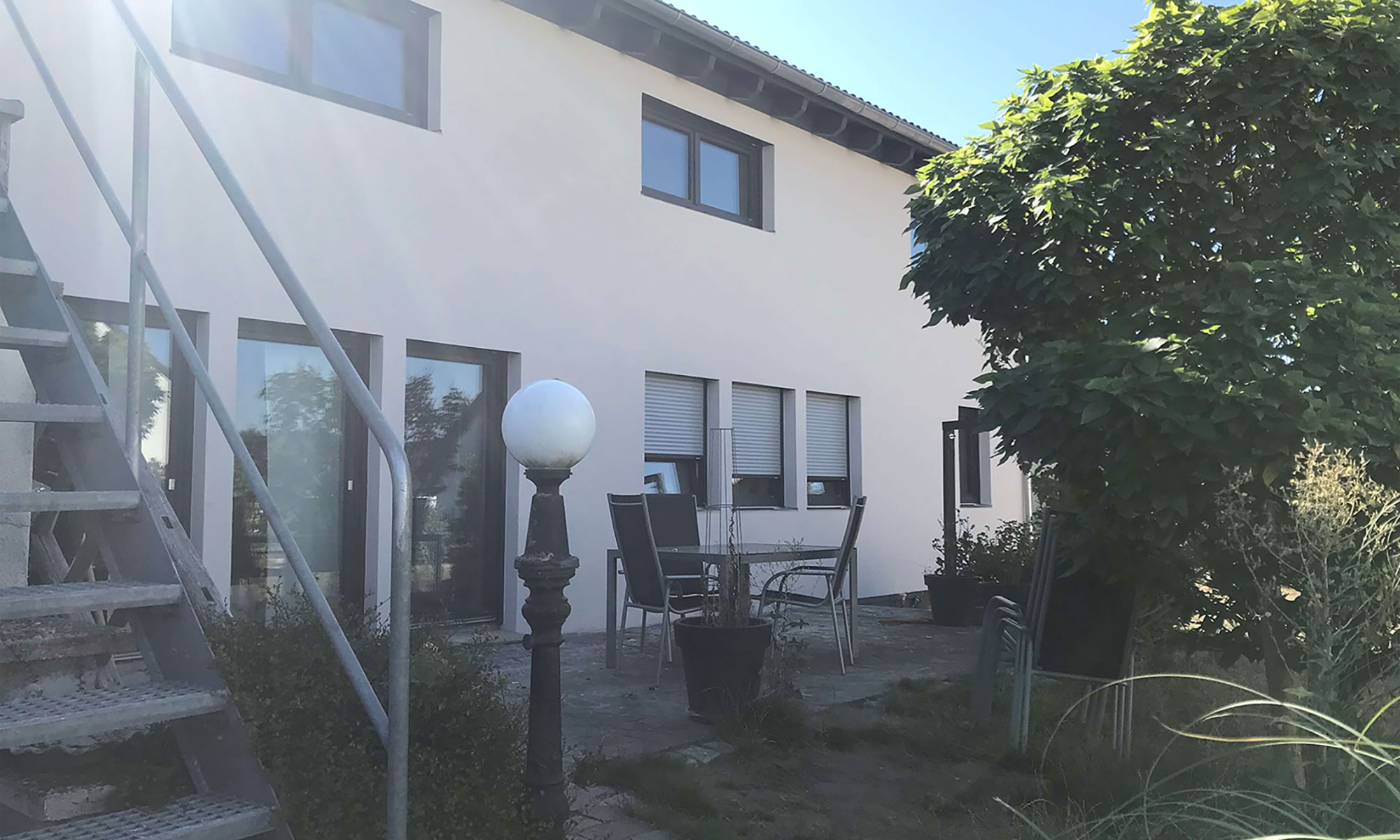 Referenzbild Energetisches_Zuhause: Terrasse eines Einfamilienhaus mit Gartenmöbeln